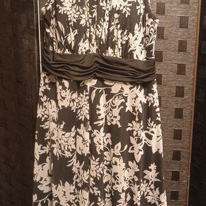 Jessica Howard Black and White Floral Maxi Dress